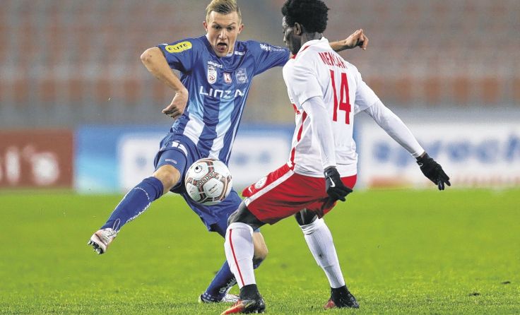 Thomas Goiginger (l.) glich für Blau-Weiß gegenLiefering zum 1:1-Endstand aus. Foto: GEPA