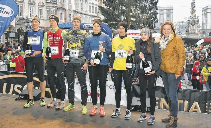 Magnum-Flaschen Sekt gab‘s im Ziel für die großen Sieger. Foto: TriRun Linz