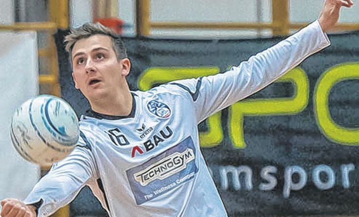Ruben Schwarzelmüller verfolgt mit FBC Urfahr Leader SU Freistadt. Foto: BEWO