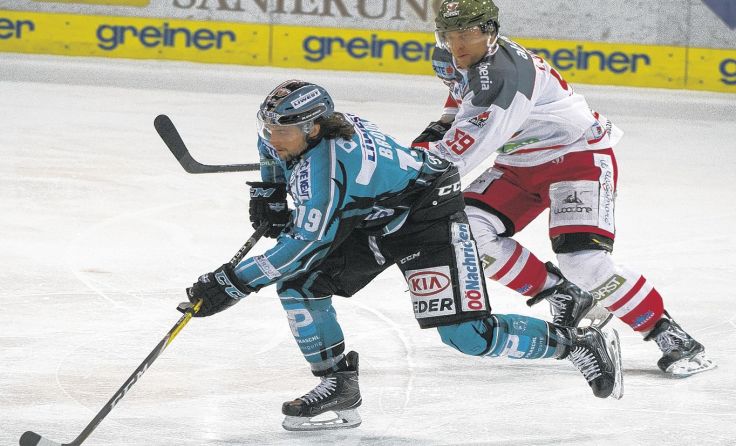 Joel Broda (l.) traf in der vierten Minute zur Linzer Führung. Foto: BWL/Eisenbauer