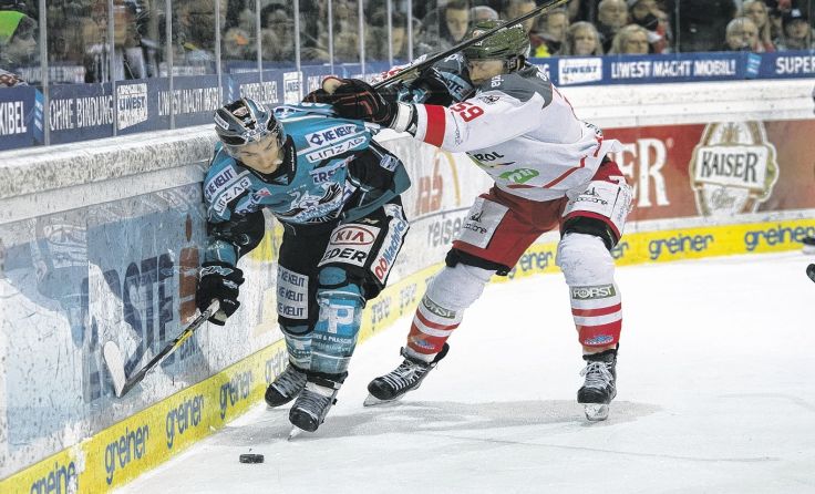 Daniel Oberkofler (l.) verlor mit den Black Wings daheim 0:2. Foto: BWL/Eisenbauer
