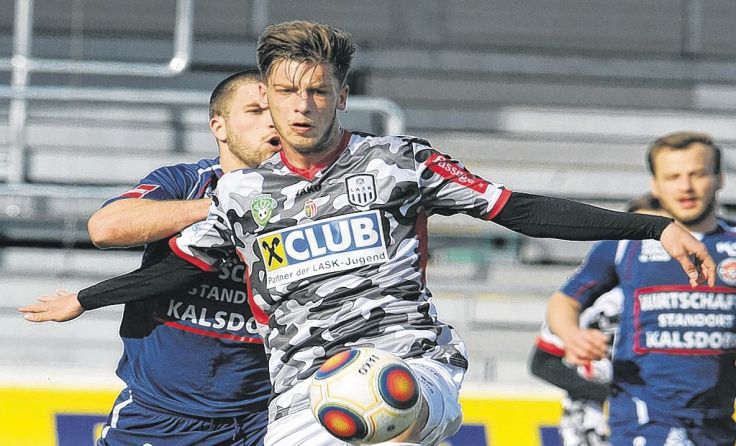 Nemanja Celic (vo.) verlor mit Pasching/LASK gegen Kalsdorf 1:2. 