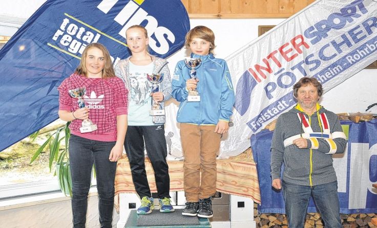 Die Siegerehrung konnte der starke Dauerregen nicht verhindern. Foto: Gaisbauer