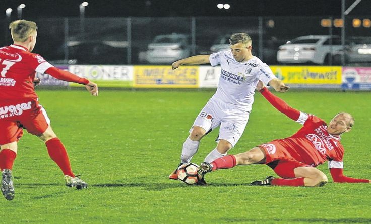 Der FC Braunau (in Weiß) ging in Pettenbach gleich mit 1:4 unter. Foto: Hörmandinger