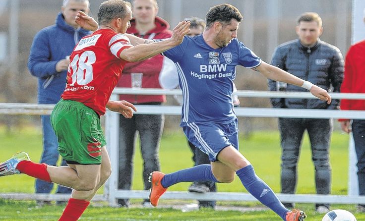 Mit einem Mann weniger besiegte Edelweiß Linz (r. Fabian Paschl) den FC Wels. Foto: Meier