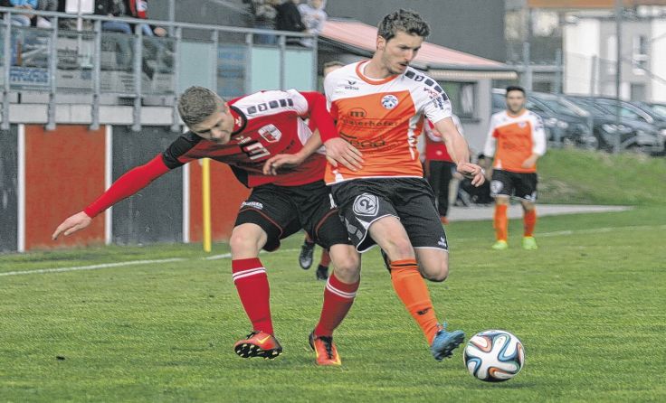Tobias Wakolbinger (l.) traf für Hofkirchen zum 1:1-Endstand. Foto: Pirkes