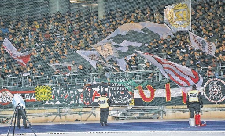 Die treuen LASK-Fans bejubeln den Wiederaufstieg. Foto: Hörmandinger