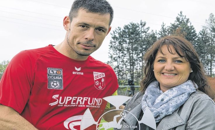 Askö Oedts Goalgetter Radovan Vujanovic (35) mit Claudia Albrecht (VKB-Bank Pasching) Foto: Lui