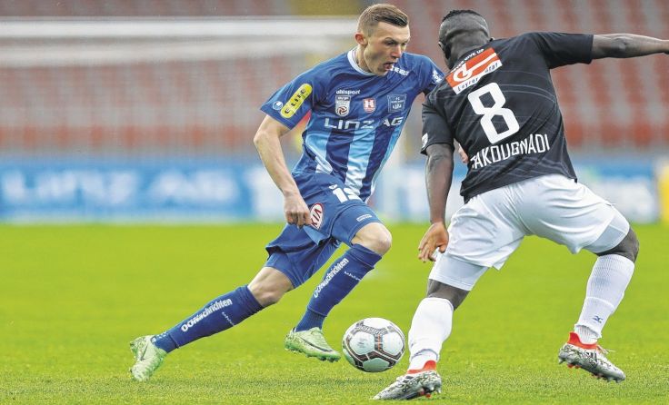 Blau-Weiß-Lenker Thomas Goiginger (l.) packt Balakiyem Takougnadi ein. Foto: GEPA