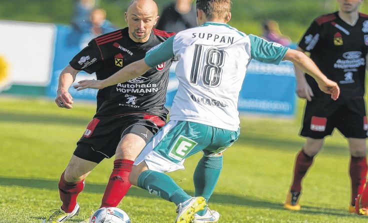 Zoltan Toth (l.) versenkte einen Freistoß aus spitzem Winkel zum 1:1. Foto: Furtner