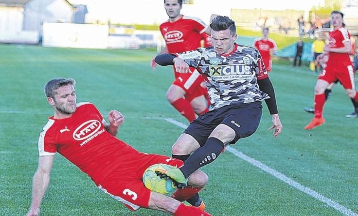 Unter die Räder kam Pasching/LASK (r.) beim 0:4 in Stadl-Paura. Foto: Hörmandinger