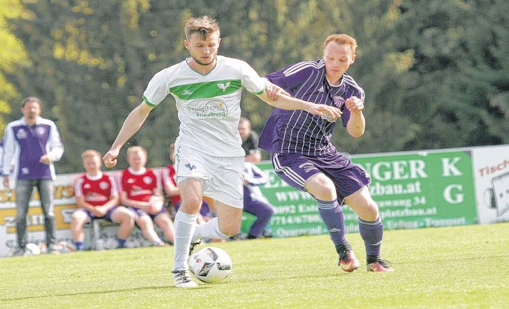 Friedburg (l. Philipp Erhart) gewann das Offensivspektakel in Esternberg 4:3. Foto: Pirkes