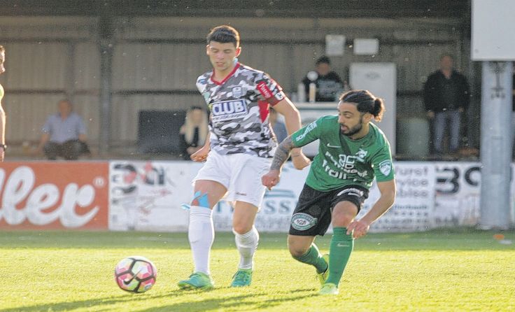 Okan Ekmekci (r.) überraschte mit Grieskirchen beim 2:1 gegen Pasching/LASK.