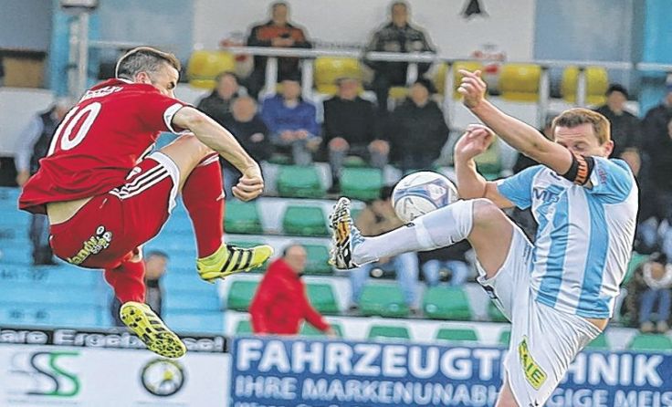 Andorfs Peter Nagy (l.) versenkte bei der 2:4-Pleite einen Freistoß. Foto: Hörmandinger