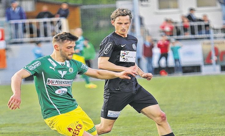 Bei Meister Vöcklamarkt verlor Absteiger St. Martin/M. (r.) 0:2. Foto: Hörmandinger