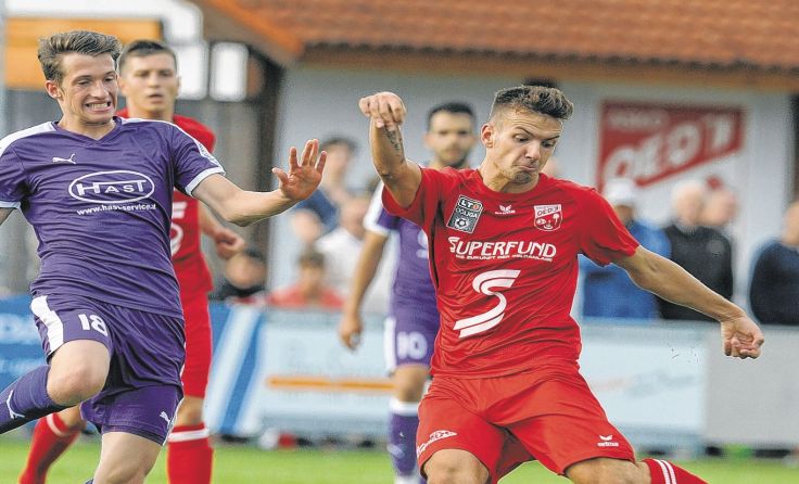 Robert Pervan (r.) gewann mit Askö Oedt gegen ATSV Stadl-Paura. Fotos: Meier