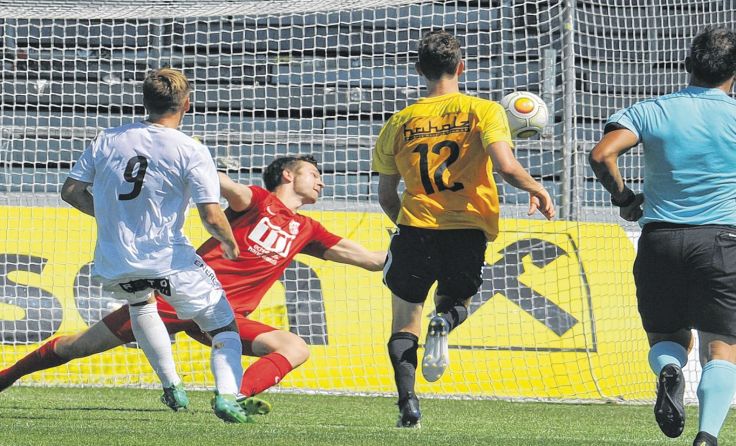 Valentin Grubeck (Nr. 9) sorgte mit dem 2:0 für die Vorentscheidung. Foto: Meier