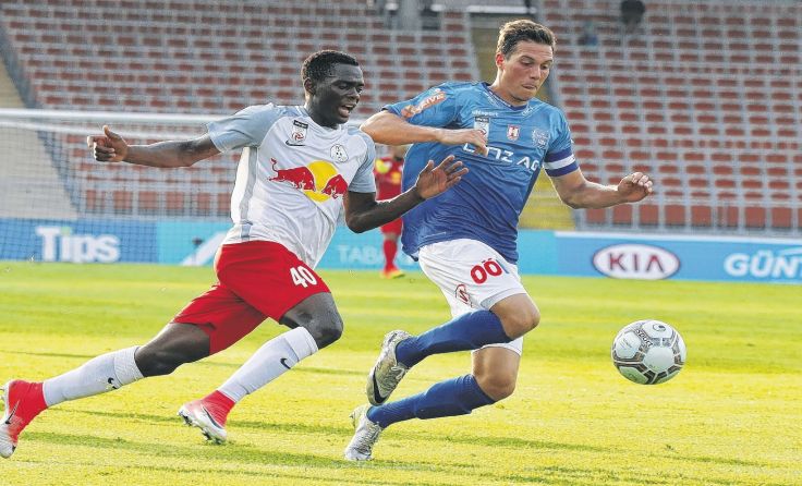 Kapitän Florian Maier (r.) verlor mit Blau-Weiß Linz daheim gegen den FC Liefering 2:3. Foto: GEPA