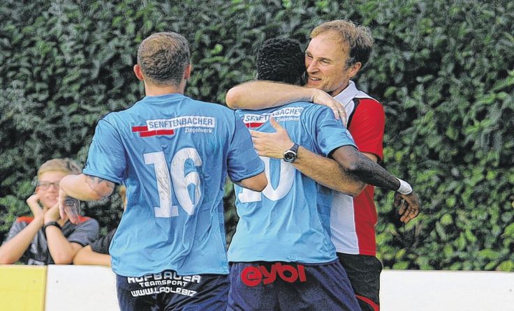 Gurtens Trainer Rainer Neuhofer feiert mit Torschütze Adolphe Belem. Foto: Meier