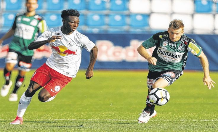 SVR-Neuzugang Manuel Kerhe (r.) musste nach der Pause Clemens Walch Platz machen. Foto: GEPA