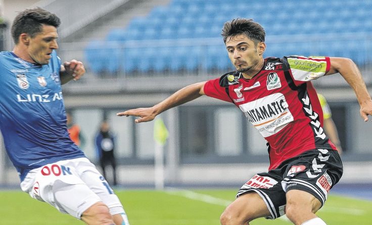 Blau-Weiß Linz (l. Manuel Hartl) und die SV Ried (r,. Ilkay Durmus) trennten sich 1:1. Foto: GEPA