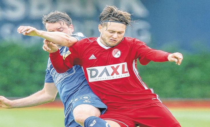 Nikolaus Zweimüller (r.) ging mit Andorf daheim gegen Gmunden 1:4 unter. Foto: Furtner