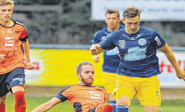 Ausgerutscht: Kapitän Michael Schildberger verlor mit Wallern bei Donau 0:2. Foto: Meier
