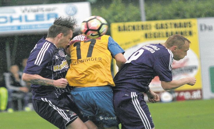 Lukas (l.) und Markus Hartinger (r.) siegten mit Esternberg klar 3:0. Fotos: Pirkes