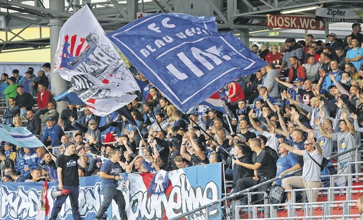 Den zweiten Saisonsieg bejubeln will die blau-weiße Fangemeinde. Foto: Hörmandinger
