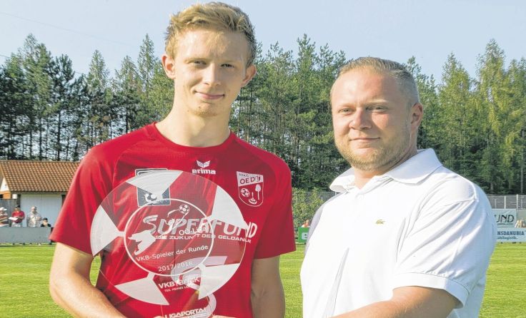 Der ausgezeichnete Florian Fellinger mit Thomas Gruber von der VKB-Bank Wels-Traun Foto: Lui