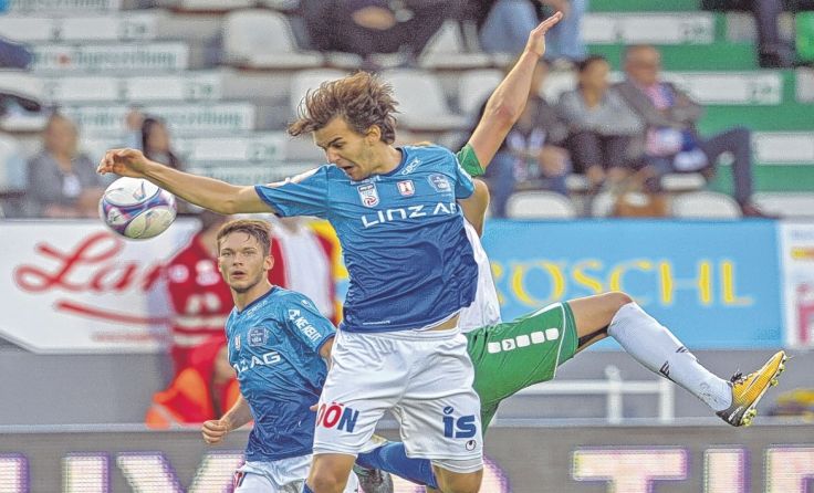 Lukas Gabriel entführte mit Blau-Weiß Linz einen Punkt aus Wattens. Foto: GEPA