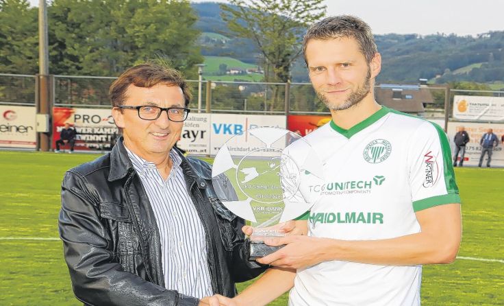SV Micheldorfs Manuel Kössl (r.) mit Dir. Anton Obernberger Foto: Helmut Dietmaier
