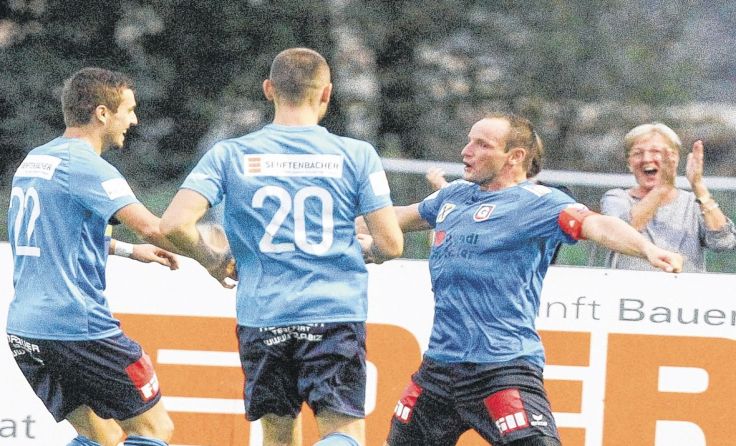 Stark: Gurtens Kapitän Martin Feichtinger (r.) hält bei sieben Saisontoren. Foto: Furtner
