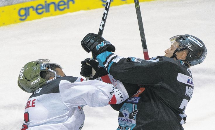 Die Black Wings (r. Kevin Moderer) besiegten Südtirol klar mit 4:1. Foto: BWL/Eisenbauer