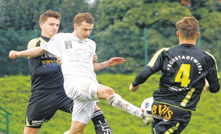 Donau-Torjäger Radek Gulajev (Mi.) musste in Perg vorzeitig vom Platz. Foto: Berles