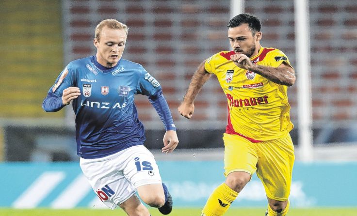 Stefan Haudum (l.) verlor mit Blau-Weiß das Heimspiel gegen Kapfenberg 0:2. Foto: GEPA