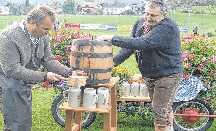 Putzleinsdorfs Obmann Robert Höglinger (r.) und Bgm. Bernhard Fenk beim Bieranstich. Foto: SU