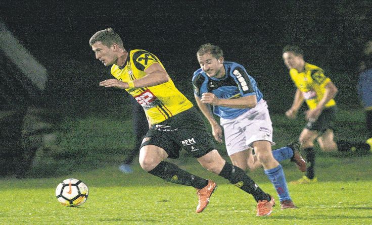 Stephan Dieplinger (l.) verkürzte für St. Marienkirchen zum Endstand. Fotos: Pirkes