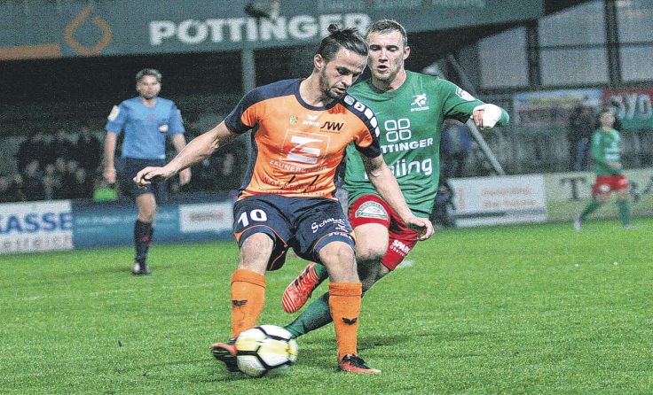 Wallern (vo. Edin Ibrahimovic) gewann das Derby in Grieskirchen 2:0. Foto: Pirkes