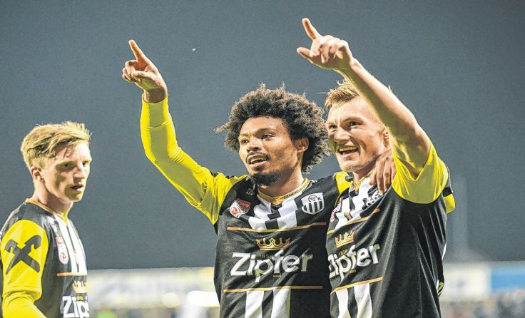 Doppelpack: Thomas Goiginger (r.) mit Bruno, dem besten Mann am Platz. Foto: GEPA