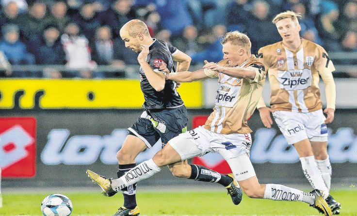 Mit einem „Hammer“ traf Thomas Goiginger (Mi.) nur die Querlatte. Foto: GEPA