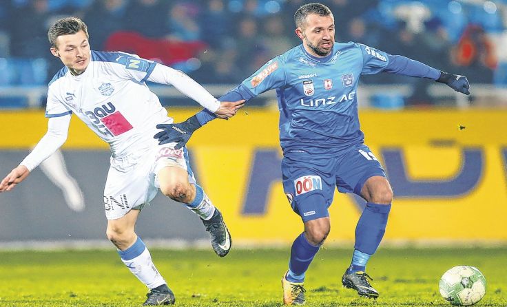 Emir Halilovic (r.) glich für Blau-Weiß zum zwischenzeitlichen 2:2 aus. Foto: GEPA