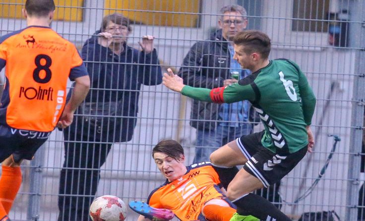 Einen 4:2-Erfolg feierte Wallern bei den Jungen Wikingern Ried (r.). Foto: Furtner