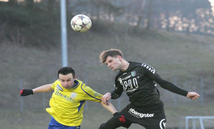 Aufsteiger Lembach (l.) fertigte im Derby Rohrbach/Berg gleich mit 3:0 ab.