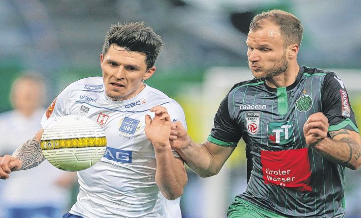 Der FC Blau-Weiß Linz (l. Manuel Hartl) ging bei Wacker Innsbruck 0:4 unter. Foto: GEPA