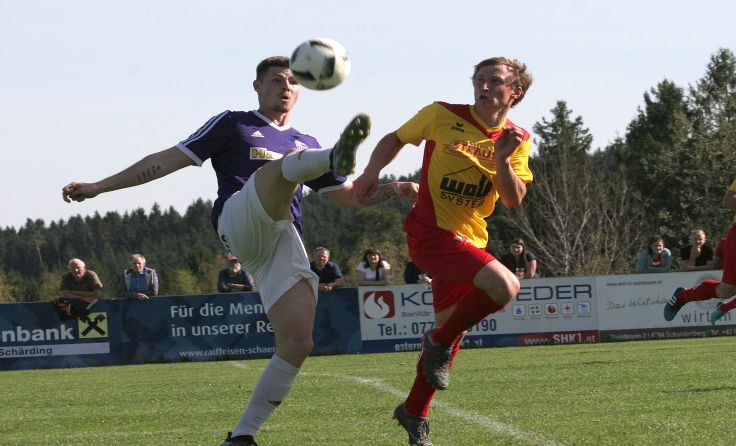 Esternberg (l. Denis Brozic) drehte die Heimpartie gegen Pettenbach. Foto: Pirkes