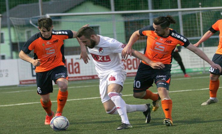 Eralb Sinani (in Weiß) verlor mit Schlusslicht Andorf in Wallern 0:2. Foto: Pirkes