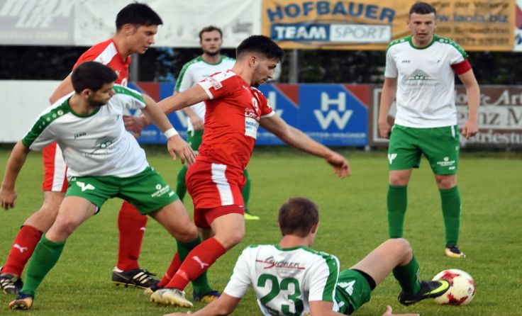 Friedburg (in Grün-Weiß) setzte sich in Altheim mit 2:1 durch. Foto: Vorich