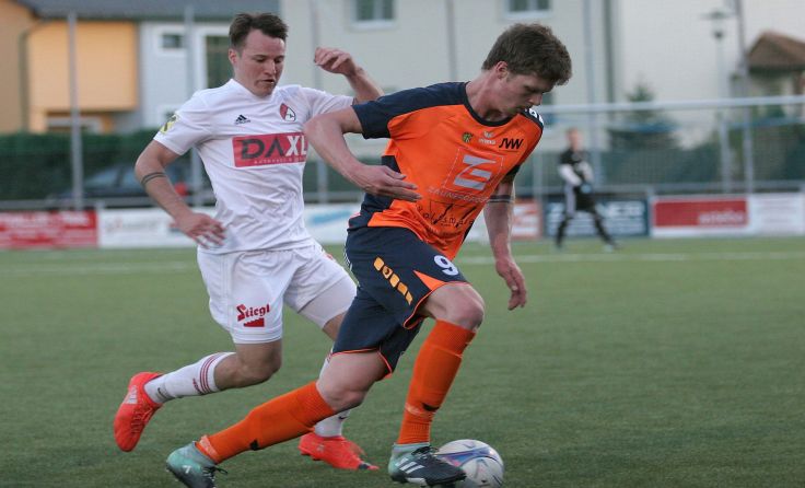 Christian Reinhart (r.) erzielte Wallerns Tore beim Sieg gegen Andorf. Foto: Pirkes