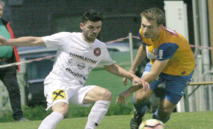 Markus Boyer (l.) ging mit St. Magdalena im Mühlviertel 0:5 unter. Foto: Pirkes